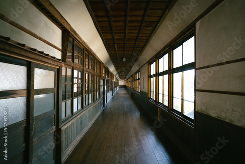 日本の学校の廊下  Japanese school corridor © 晃平 中川