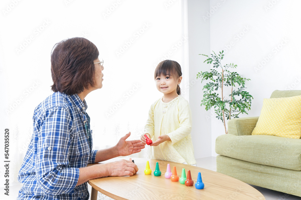 おばあちゃんとゲームをする子供 おばあちゃんとゲームをする子供