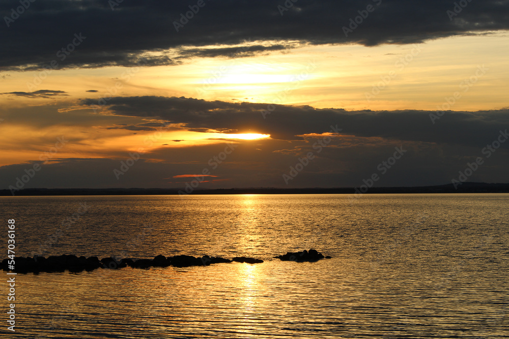 Obraz premium Beautiful sunset at Graciosa beach in Palmas, Tocantins - Brazil.
