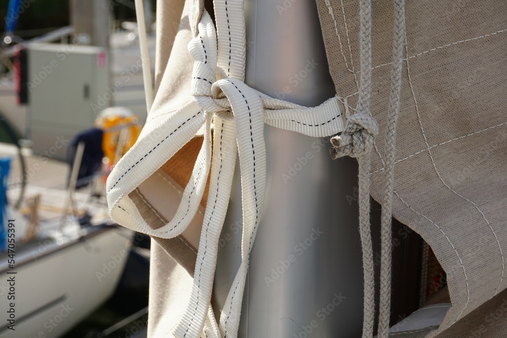 Ταπετσαρία Bow on the cover that covers the mainsail of a sailboat and protects it from weather conditions