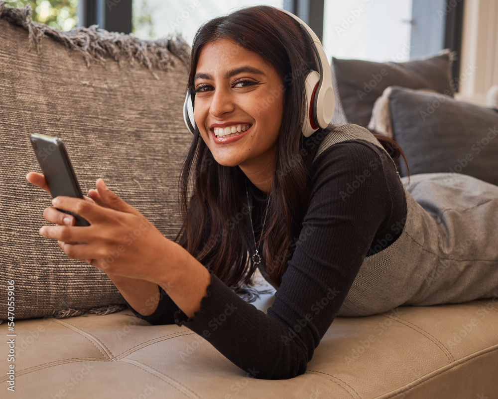 Φωτογραφία Woman, smile and phone listening to music with headset while relaxing on living room sofa