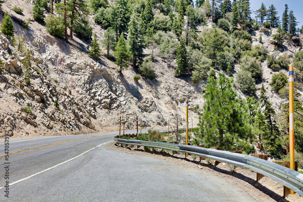Φωτογραφία View of a road turnout for slower traffic to let faster traffic go by on Highway 18 in southern California