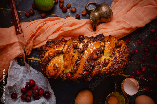 Fotografia Romanian traditional wlnut sweet bread - cozonac