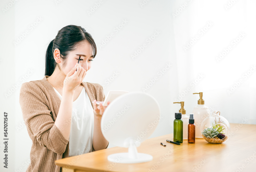 眉毛を書く女性
