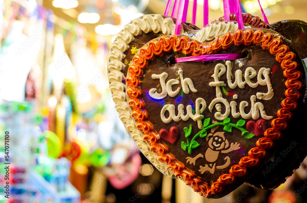 Obraz premium Gingerbread Hearts at German Christmas Market. I fly on you - inscription in German