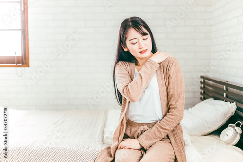 ベッドルームで肩こり・寝違えに悩む日本人女性 