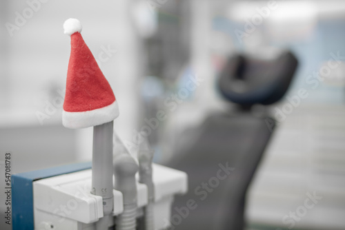 Zahnärztlicher Weihnachtshintergrund mit Platzhalter. Weihnachtsmütze in der Zahnarztpraxis