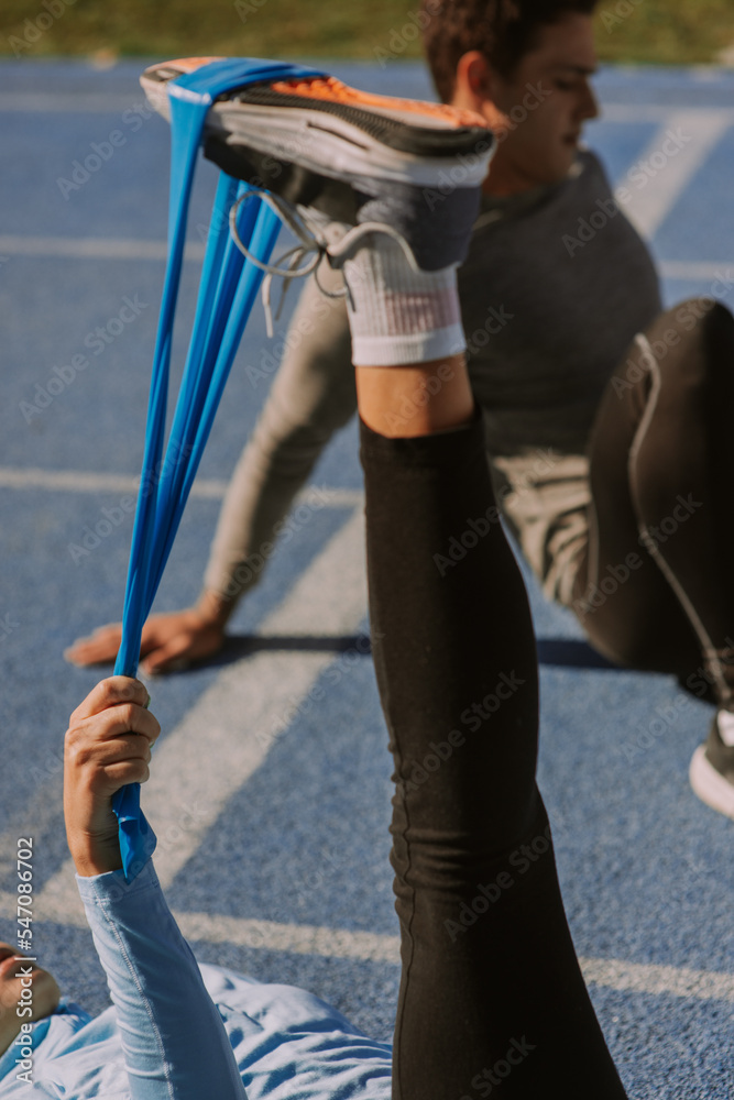 Naklejka premium Two friends exercising together