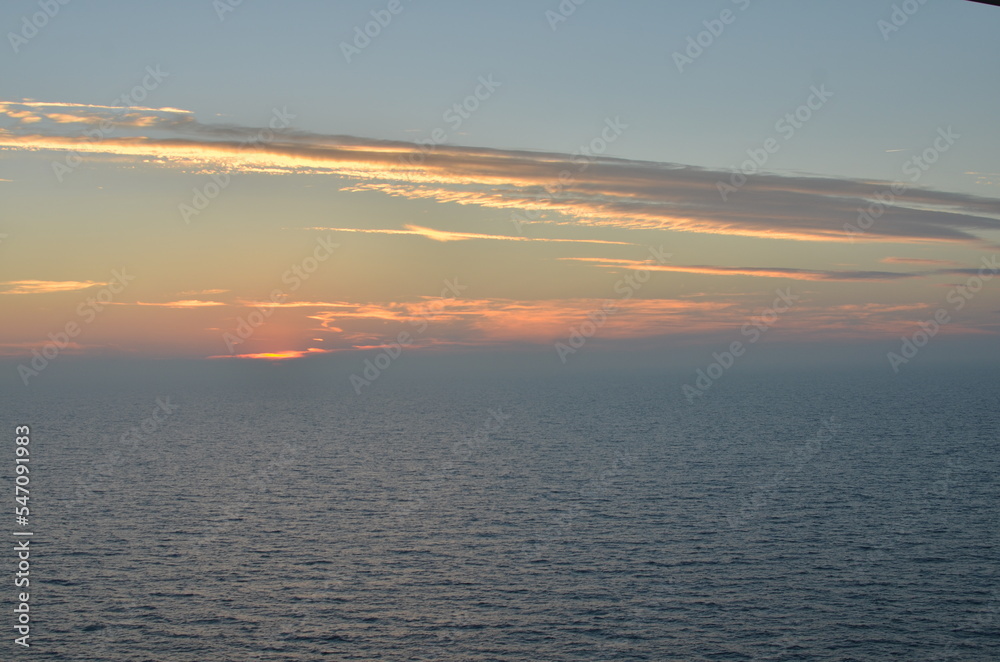 dawn at sea no sun colorfull pastell gradient ocean