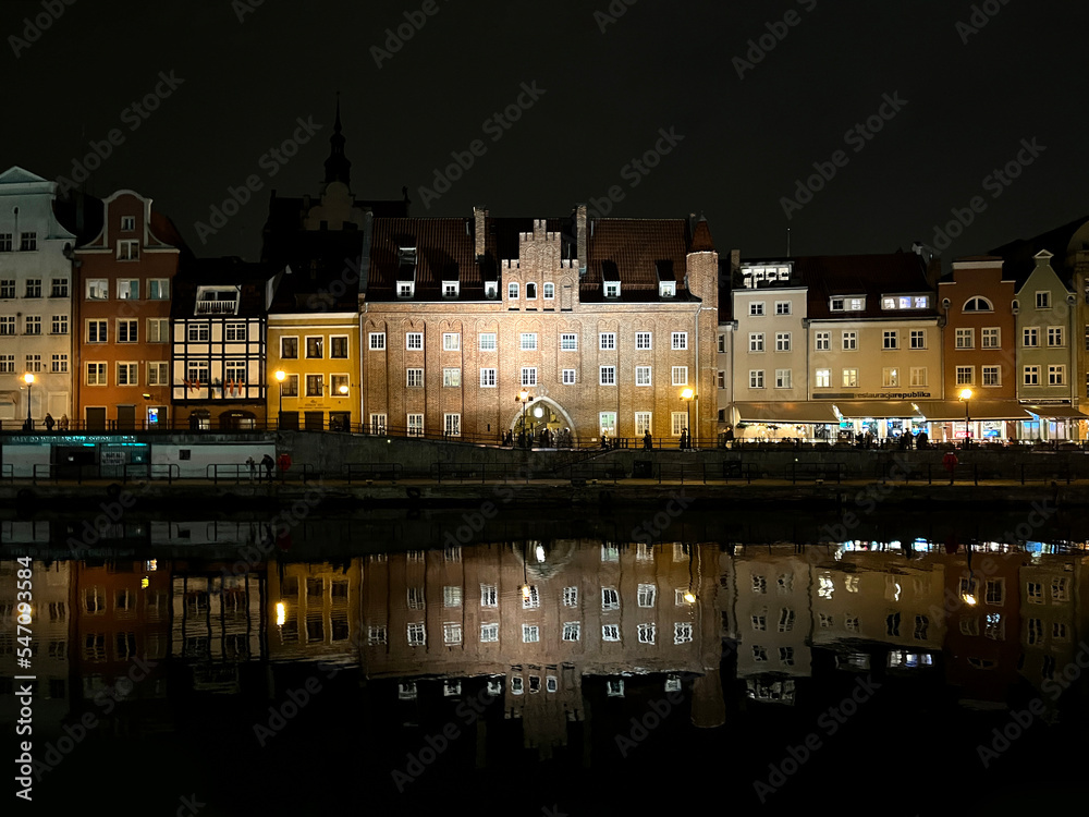 Nocny krajobraz starego miasta Gdańsk, budynki odbijające się w wodzie, rzeka, stare budownictwo, Polska - obrazy, fototapety, plakaty 