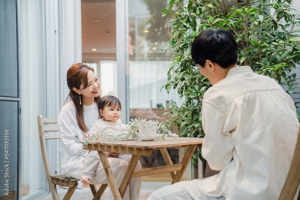おうちのテラスで赤ちゃんと過ごす家族 おうちのテラスで赤ちゃんと過ごす家族