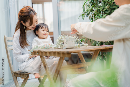 おうちのテラスで赤ちゃんと過ごす家族 photo