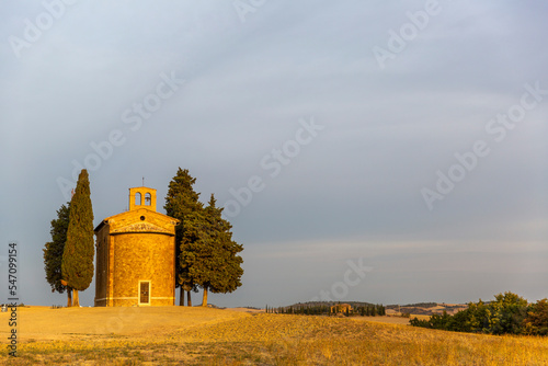 Obraz na płótnie The beautiful tuscan Chapel of the Madonna di Vitaleta at sunrise w salonie