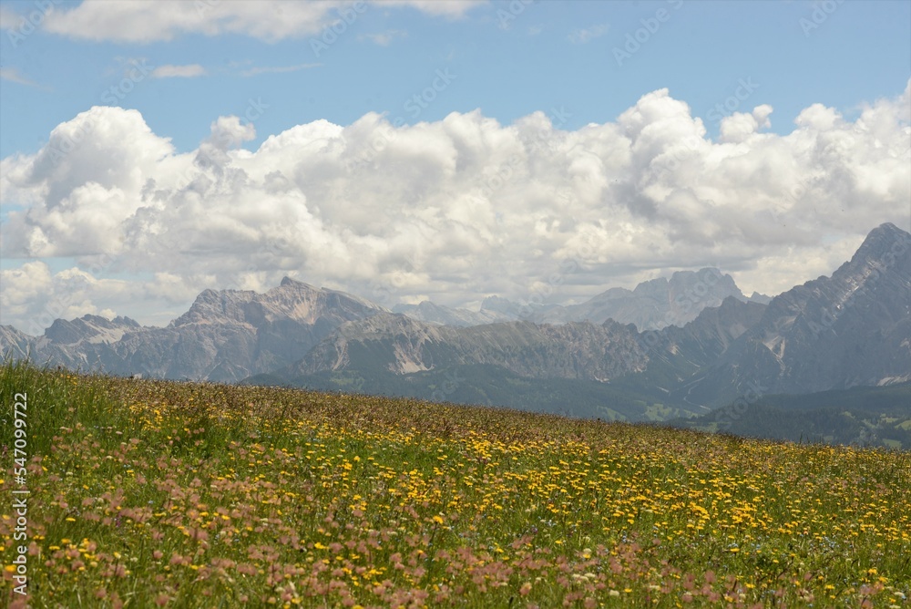 Wandern in den Dolomiten. Bergpanorama im Sommer