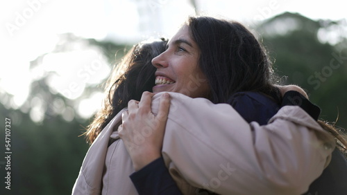 Foto Two female friends hugging each other at park