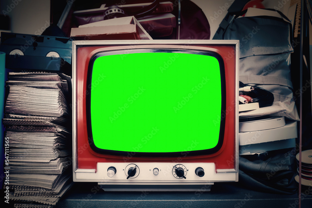 Foto Stock An old CRT TV set inside a dark storage room, with VHS tapes