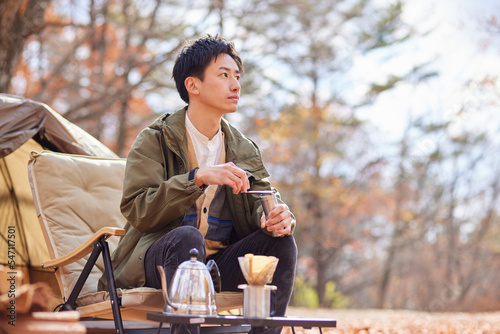 ソロキャンプを楽しむ若い日本人の男性 photo