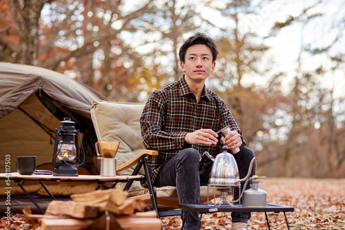 Valokuva ソロキャンプを楽しむ若い日本人の男性