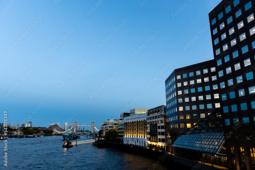 Obraz premium Thames by night - view over the river Thames in London, with tower bridge in sight