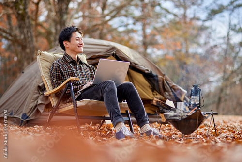 ソロキャンプを楽しむ若い日本人の男性