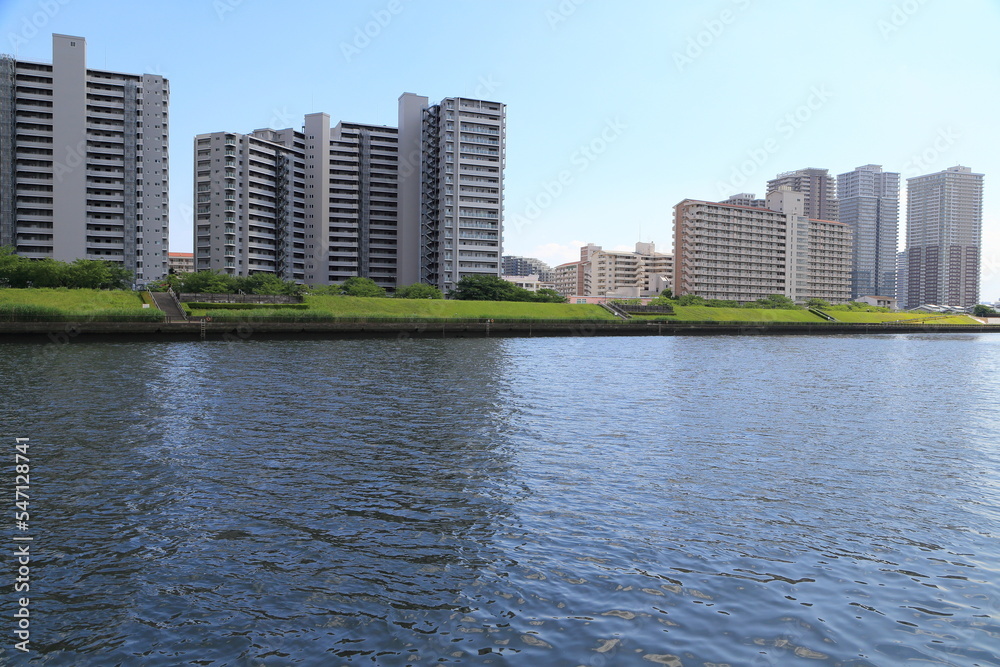 Fototapeta premium 隅田川越しに見える南千住の高層マンション群