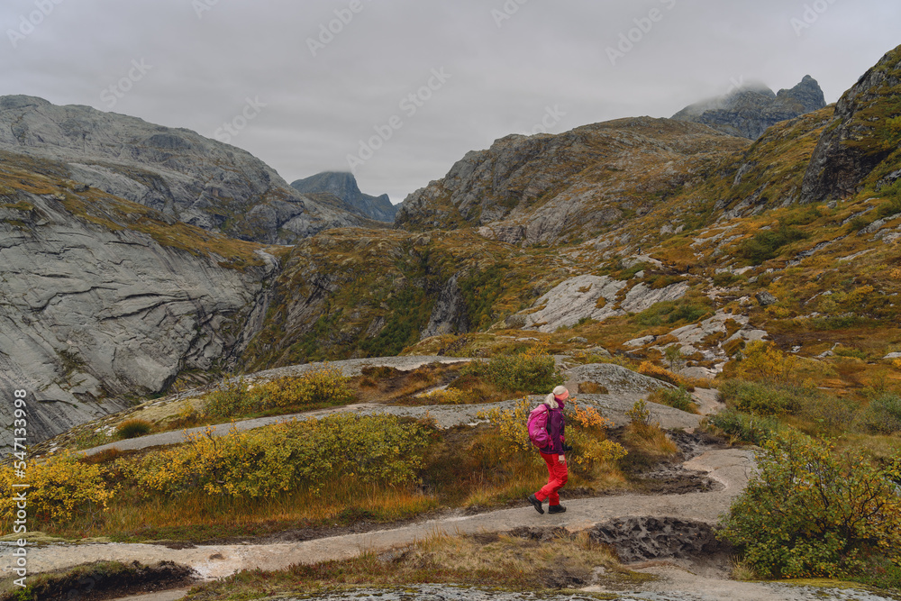 Wanderer in den Bergen der Lofoten Wanderer in den Bergen der Lofoten