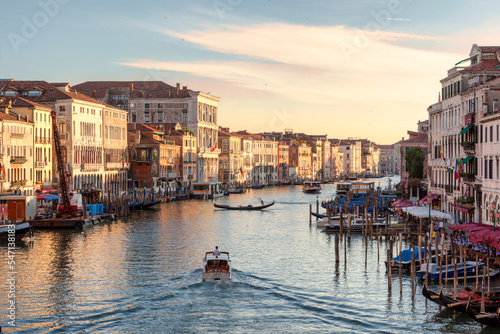 Venezia. Veduta del Canal Grande con scia di motoscafo e gondola dal Ponte di Rialto al tramonto © Guido