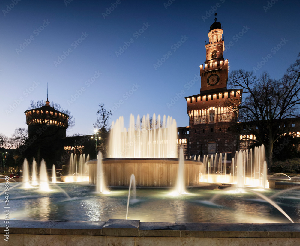 Milano. Fontana Torta degli Sposi e Torre del Filarete al crepuscolo in Piazza Castello