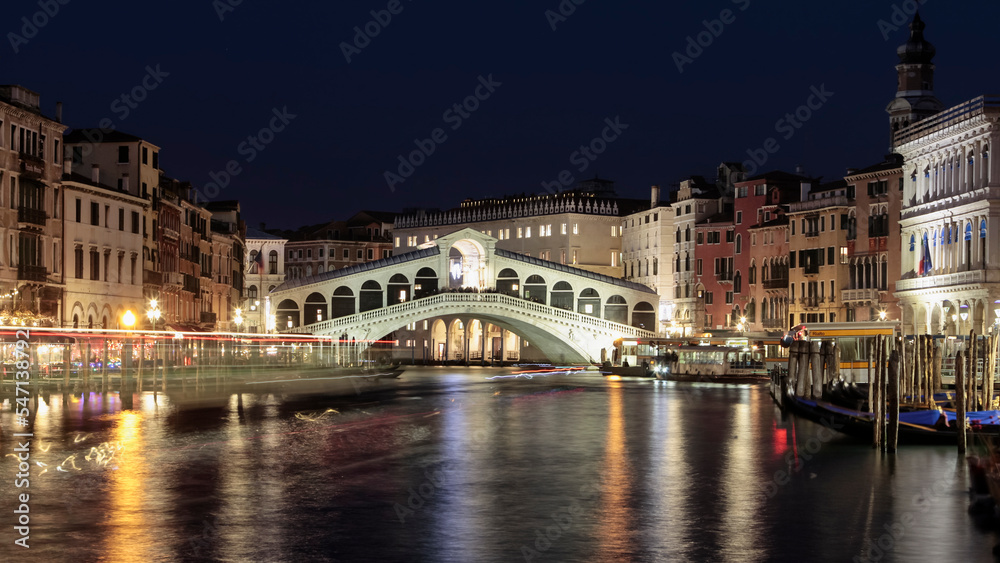 Venezia. Ponte di Rialto sul Canal Grande illuminato per la notte