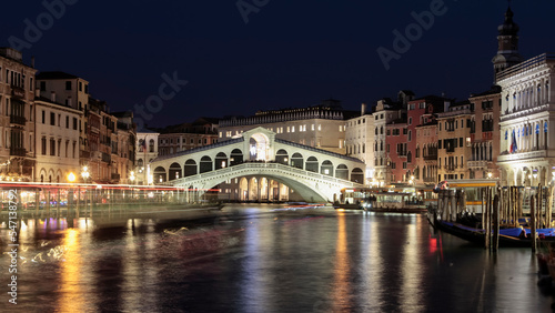 Venezia. Ponte di Rialto sul Canal Grande illuminato per la notte © Guido