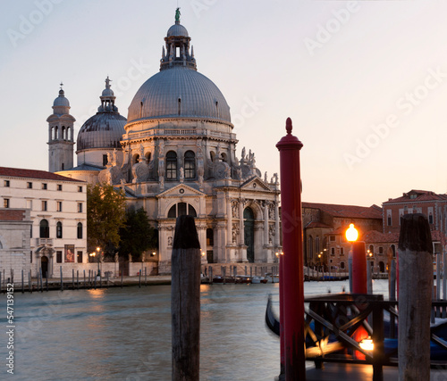 Venezia. Basilica della Salute con gondole al crepuscolo sul Canal Grande