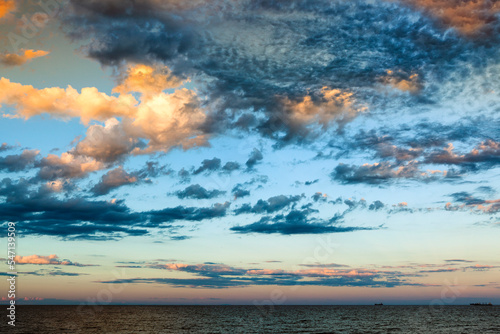 Lido di Venezia. Nubi colorate sul mare al tramonto © Guido