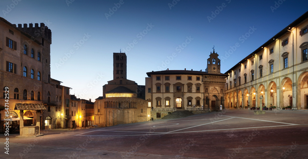 Arezzo. Piazza Grande con la Pieve di Santa Maria e il palazzo delle logge
