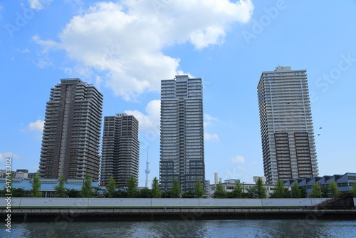 南千住のタワーマンションとランドマークタワー © isami