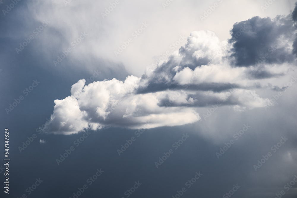 Obraz premium Dramatic clouds formations a few minutes before a summer storm