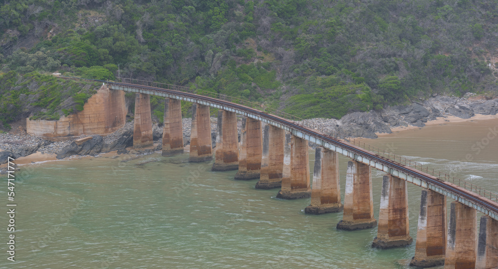 Eisenbahnbrücke über den Krokodil Fluss - Kaaimans River an der Küste vom Indischer Ozean Südafrika