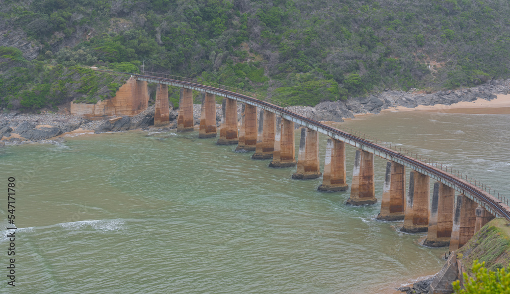 Eisenbahnbrücke über den Krokodil Fluss - Kaaimans River an der Küste vom Indischer Ozean Südafrika Eisenbahnbrücke über den Krokodil Fluss - Kaaimans River an der Küste vom Indischer Ozean Südafrika