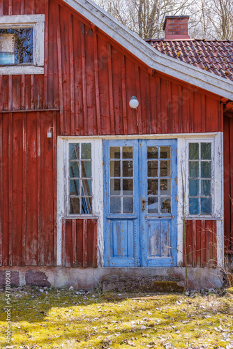 Entrance to an old red cottage © Lars Johansson