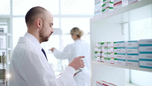 Wallpaper Mural adviser conducts an audit of medicines in the pharmacy . Torontodigital.ca