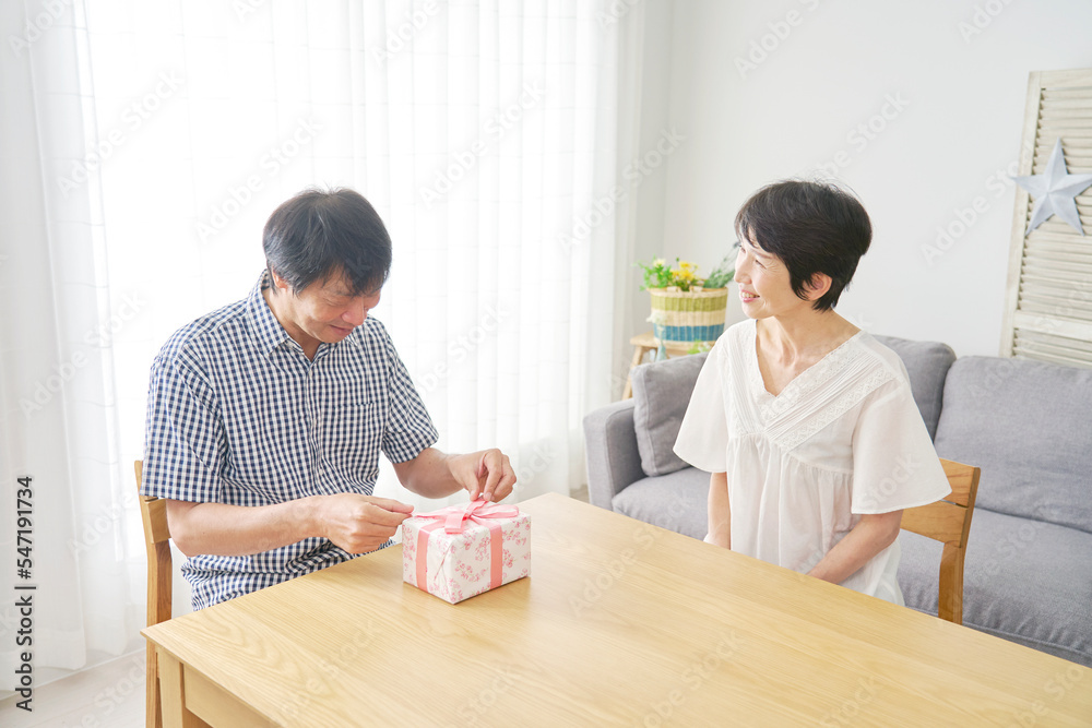 夫にプレゼントを渡す妻 夫にプレゼントを渡す妻