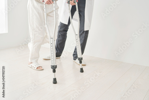 骨折して松葉杖を使って歩く女性　買い無し