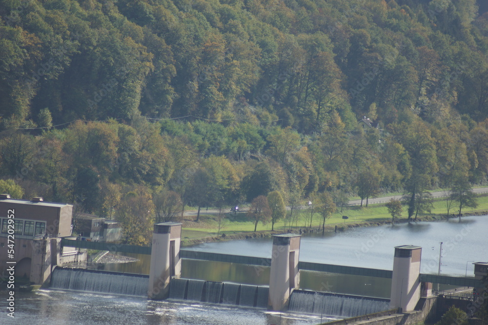 eine Schiffsschleuse am Neckar am Odenwald