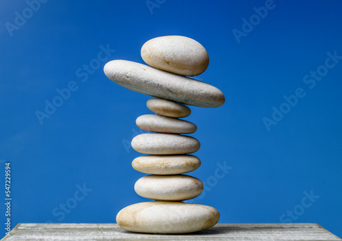 Mont  n de piedras zen en equilibrio sobre fondo azul