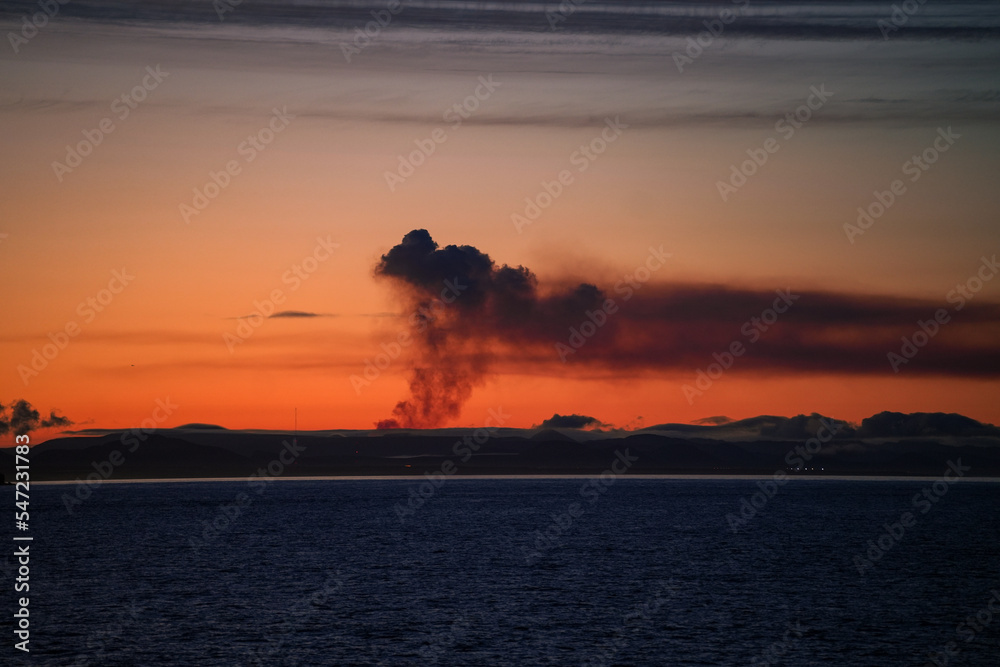 Vulkanausbruch auf Island im Morgenrot