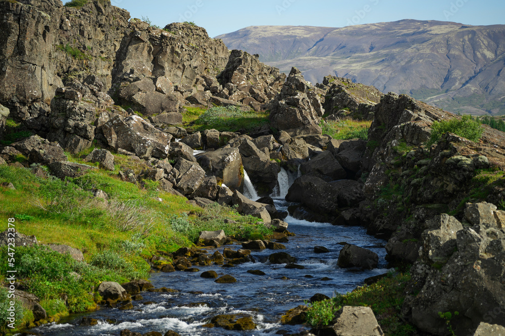 Kleiner Wasserfall auf Island