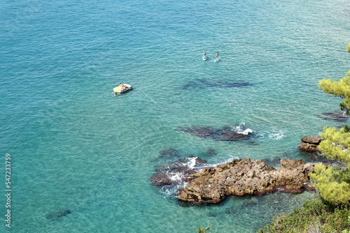 Sperlonga - Turiste al largo della Baia delle Sirene dal sentiero photo