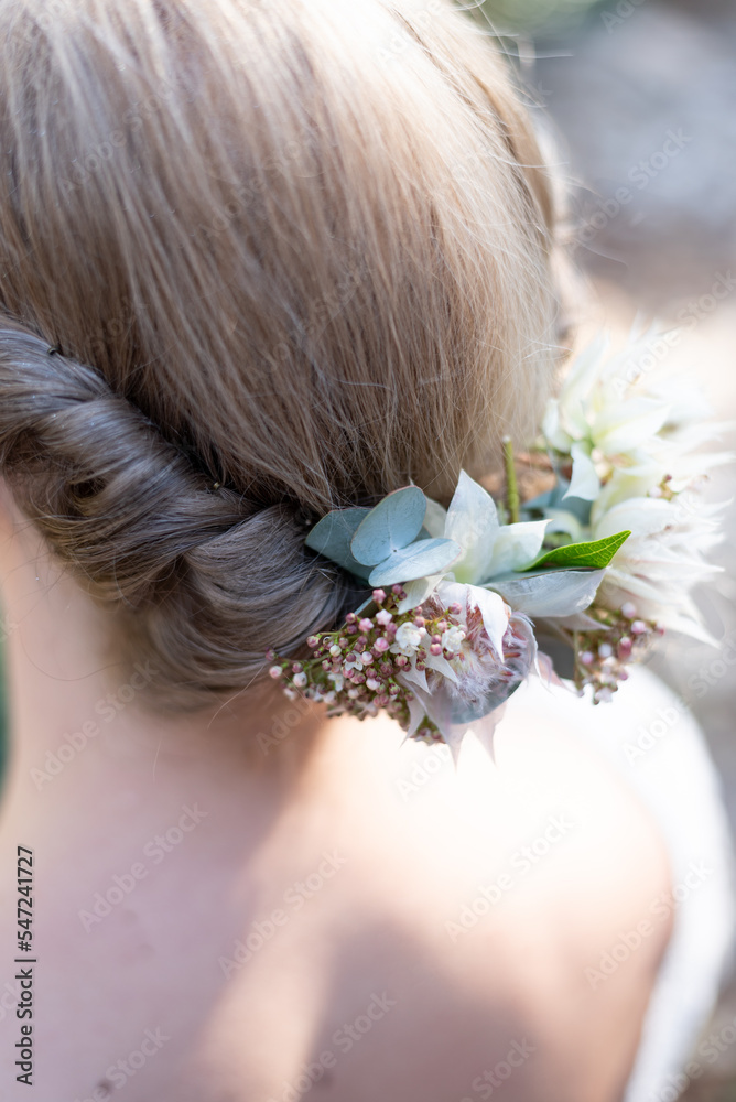 Naklejka premium Photo of the back of a bride, showing the details in her hair and her dress