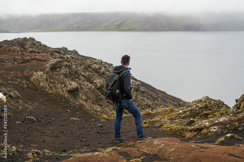 Wanderer genießt Ausblick auf Island