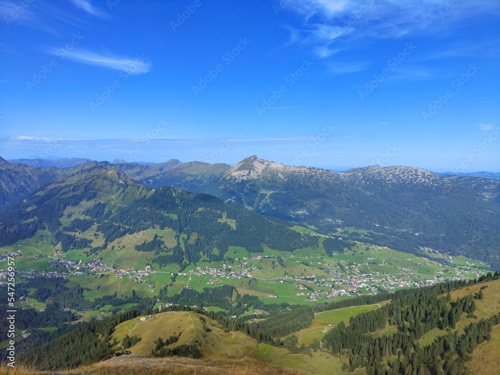 Bergpanorama mit Dorf im Tal