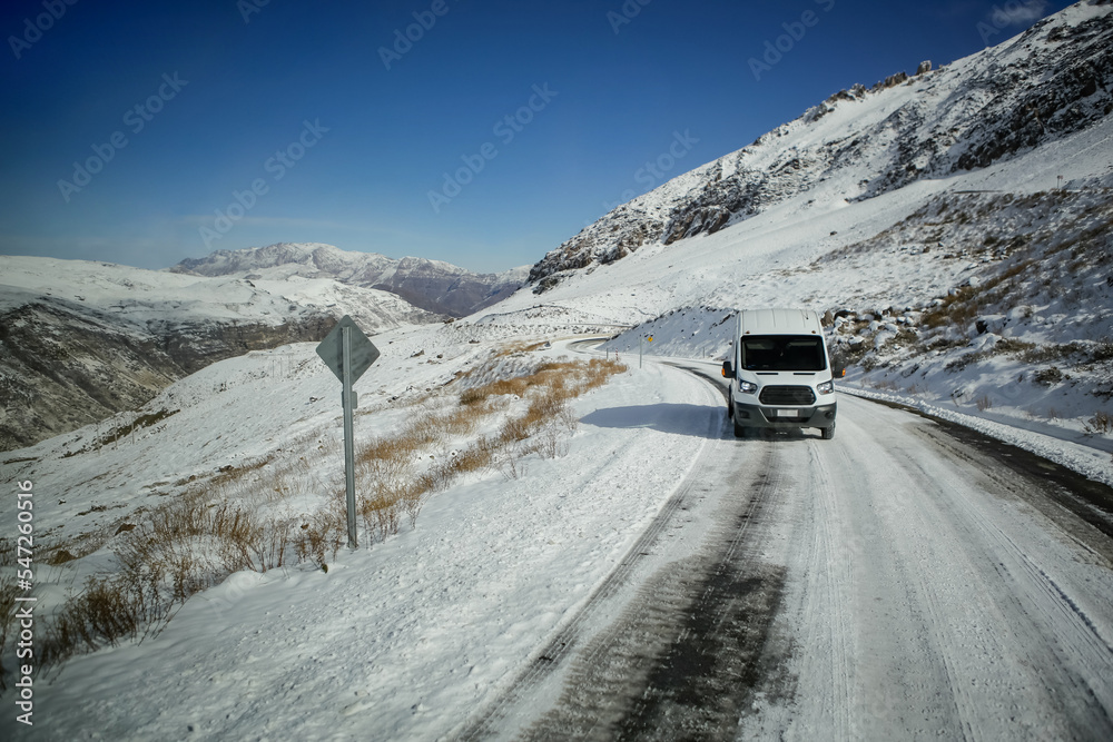 Van de turismo levando turistas para o topo da montanha de neve no inverno com o resort Van de turismo levando turistas para o topo da montanha de neve no inverno com o resort